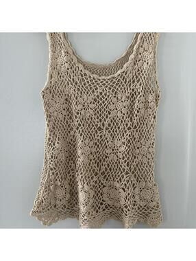 Cream crochet tank top with floral pattern